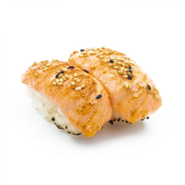 Nigiti salmón flameado con salsa anguila y sesamos