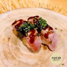 nigiri atun flameado con cebollino y salsas spicy mayonesa y teriyaki
