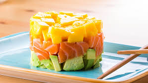 tartar salmom con mango y aguacate.