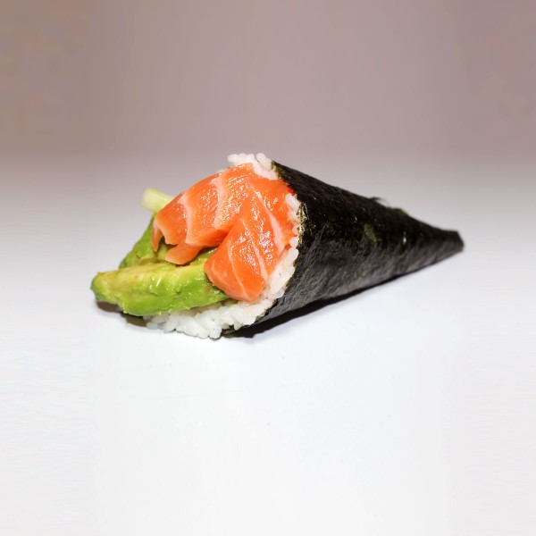 Temaki salmón con aguacate y tobiko
