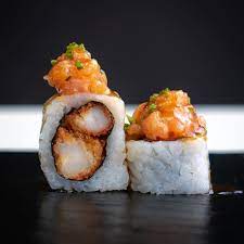 ROLL TEMPURA LANGOSTINO CON TARTAR SALMON