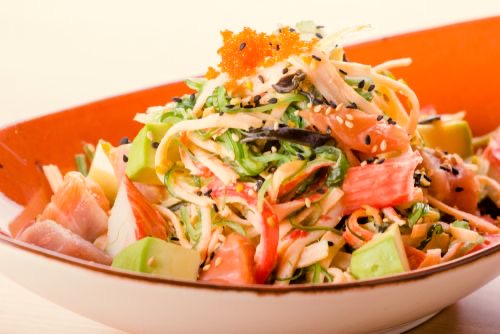 Ensaladas de wakame con surimi