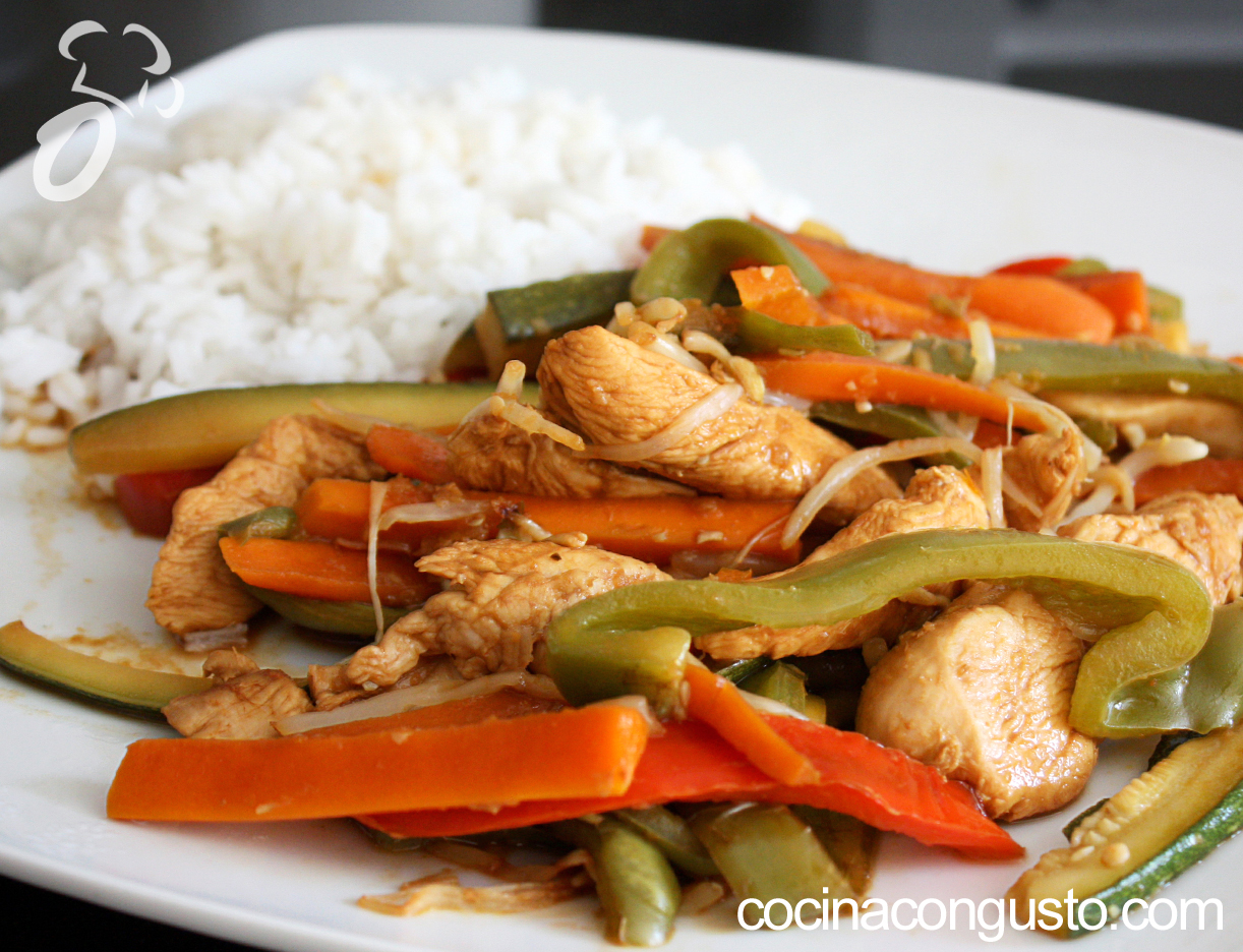 pollo salteada con verduras y arroz鸡肉盖饭